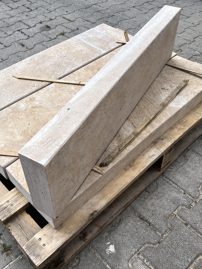 Randsteine aus Travertin – Classic Beige – geschliffen & gebürstet – M2Granit – mit KI retuschierte Originalaufnahme, Anwendungsbeispiel