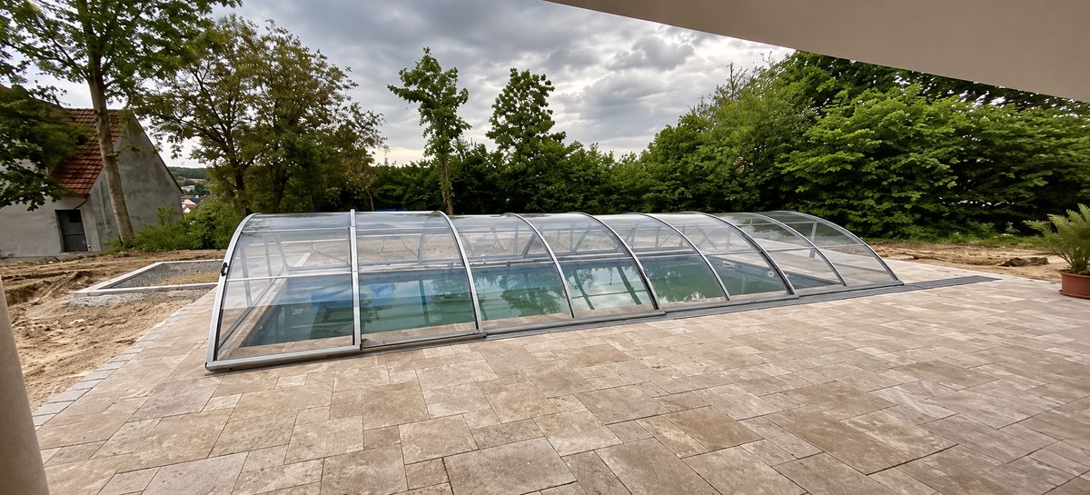 Terrassenplatten aus Travertin – Römischer Verband 3 cm – Noce – geschliffen & getrommelt – M2Granit – mit KI retuschierte Originalaufnahme, Anwendungsbeispiel