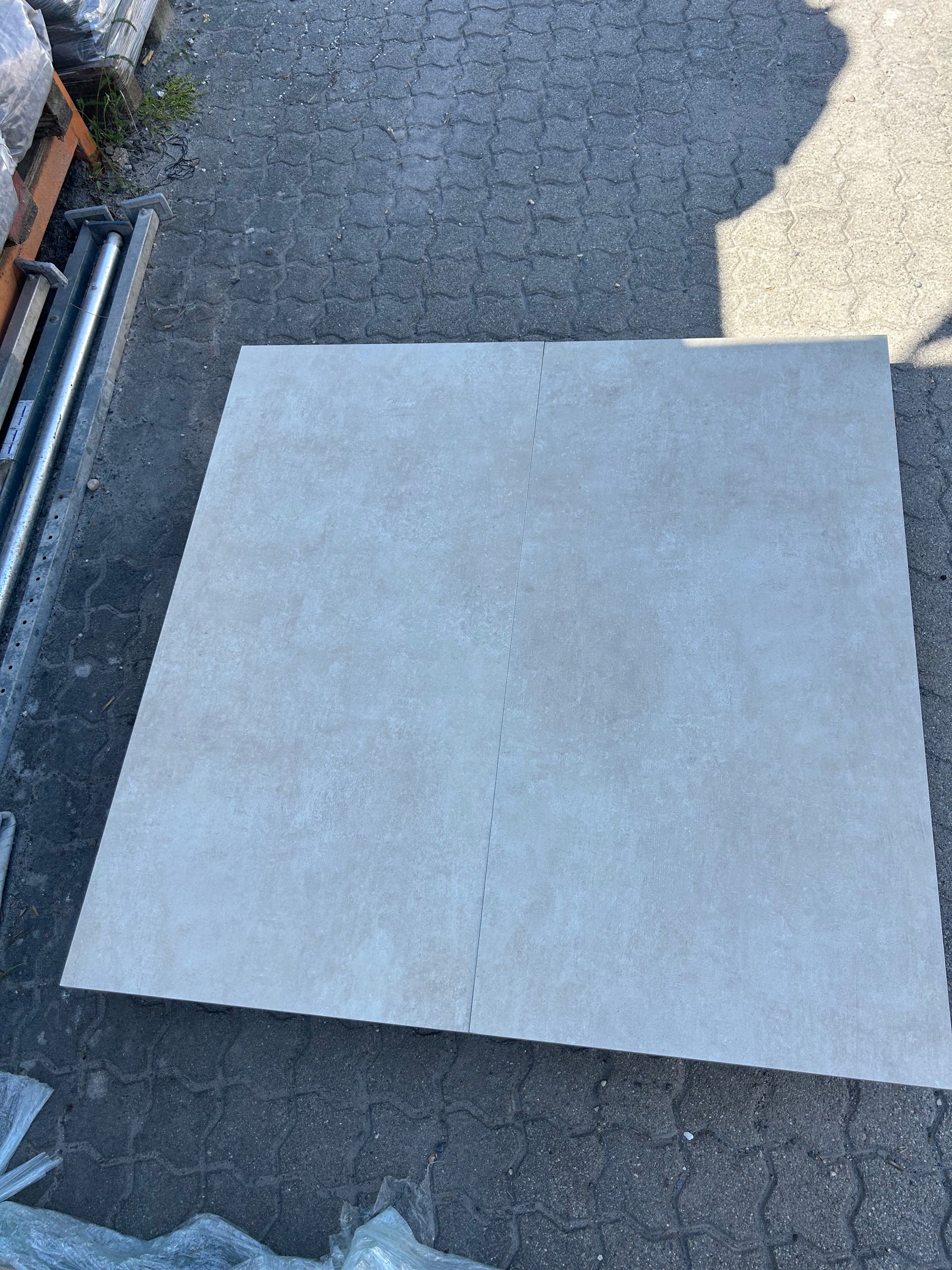 Keramikplatte Stone Grey, Tageslicht im Schatten