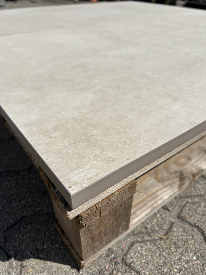 Keramikplatte Stone Grey, in direkter Sonne