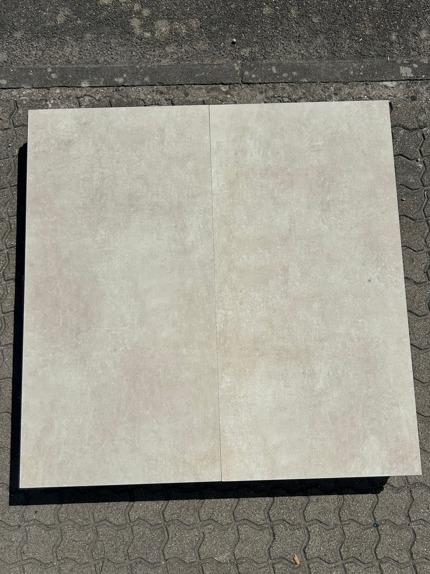 Keramikplatte Stone Grey, in direkter Sonne