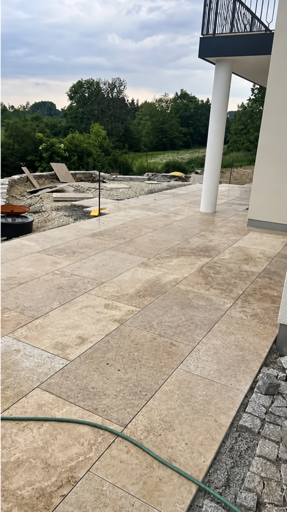 Terrassenplatten aus Travertin – 90x60x3cm – Classic – getrommelt – Anwendungsansicht, bearbeitete Lieferantenaufnahme