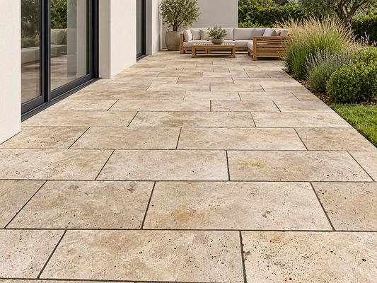 Terrassenplatten aus Travertin | 60x40x3cm | Natural | getrommelt – M2Granit – Anwendungsbeispiel als KI-Visualisierung, kein dokumentiertes Kundenprojekt