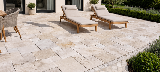 Terrassenplatten aus Travertin | Römischer Verband 3 cm | Natural | getrommelt – M2Granit – Anwendungsbeispiel als KI-Visualisierung, kein dokumentiertes Kundenprojekt