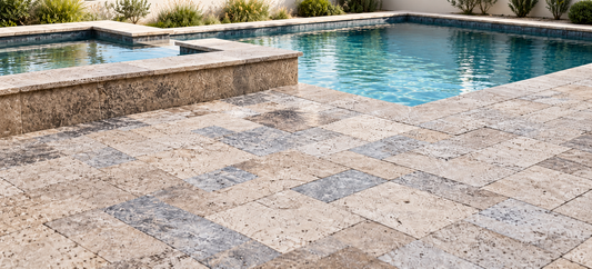 Terrassenplatten aus Travertin | Römischer Verband 3 cm | Silber | getrommelt – M2Granit – Anwendungsbeispiel als KI