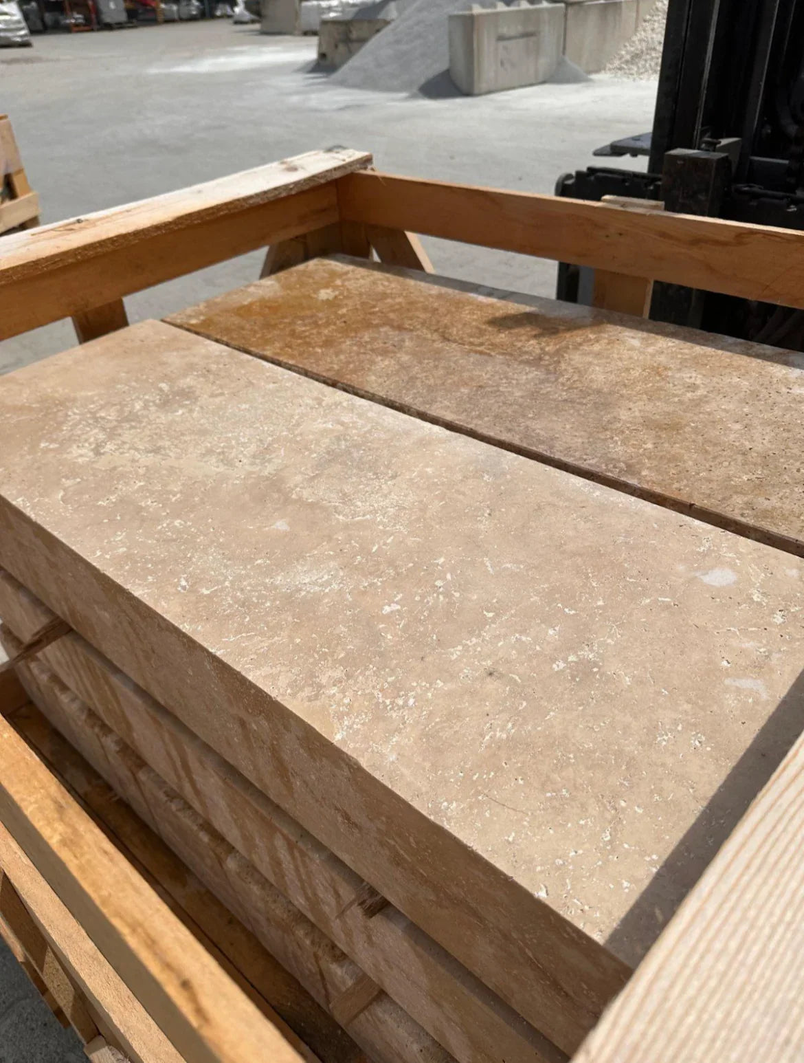 Travertin Blockstufen Gold Gelb – m2Granit – Palettenansicht