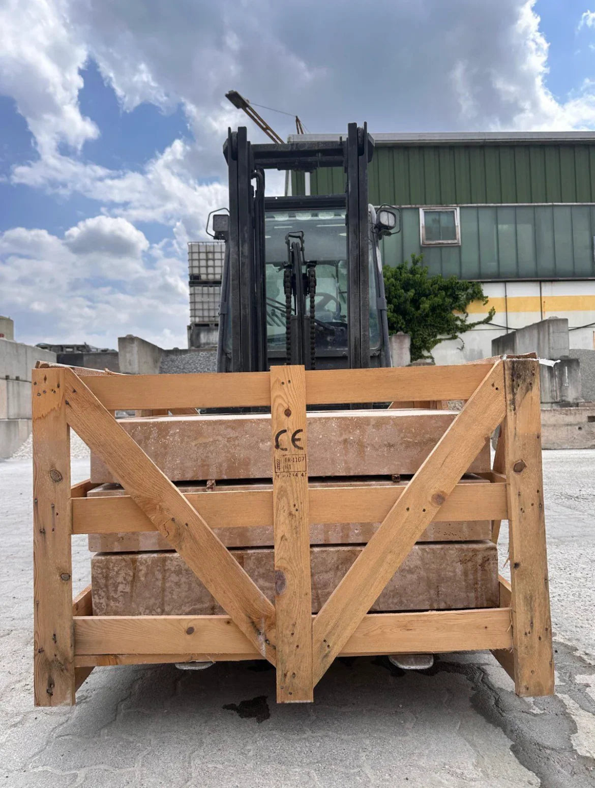 Travertin Blockstufen Gold Gelb – m2Granit – Transportverpackung