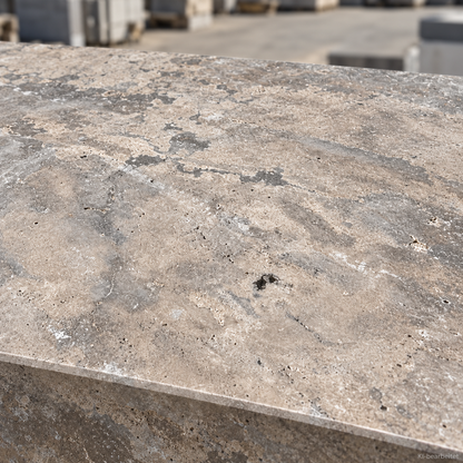 Travertin Blockstufen Silber Grau – m2Granit – Nahaufnahme der Oberseite und Kante