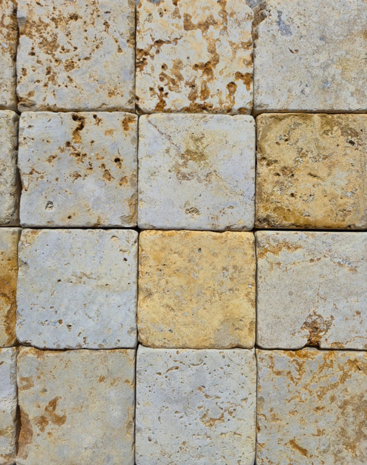 Travertin Pflastersteine Gold Gelb – m2Granit – Nahaufnahme der Oberfläche