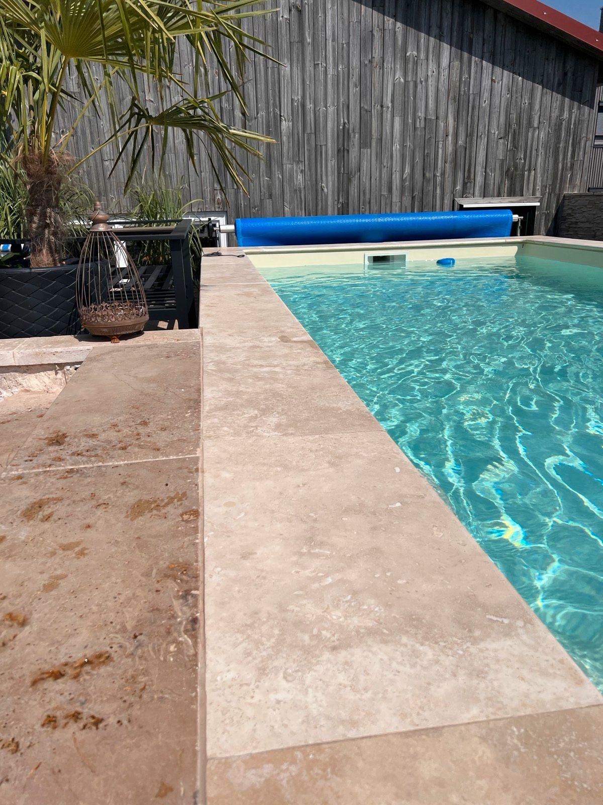 Travertin Poolplatten Classic Beige, bullnose – m2Granit – Projektansicht einer Poolkante