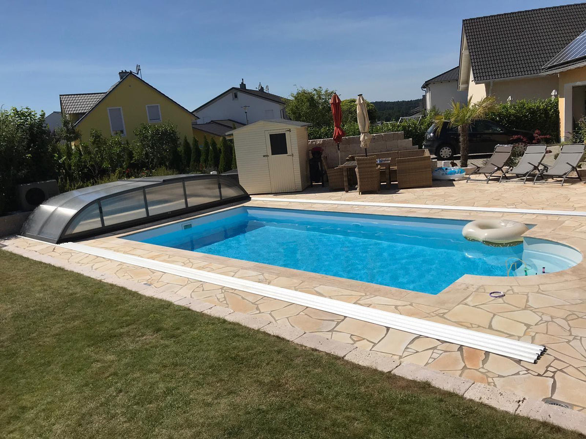 Travertin Poolplatten Classic Beige, bullnose – m2Granit – Projektansicht einer Poolumrandung