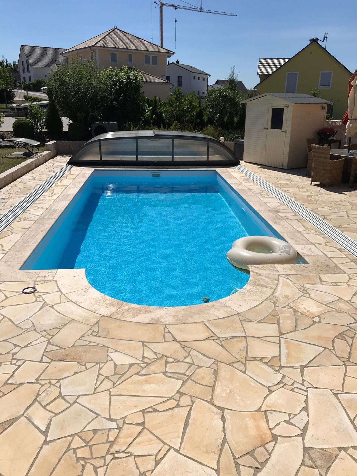 Travertin Poolplatten Classic Beige, bullnose – m2Granit – Projektansicht eines Pools mit Natursteinterrasse