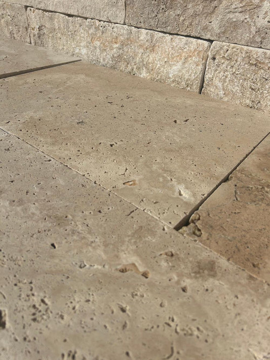 Travertin Terrassenplatten Classic Beige, getrommelt – m2Granit – Nahaufnahme der Oberfläche