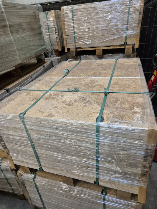 Travertin Terrassenplatten Noce Braun, getrommelt – m2Granit – Palettenansicht